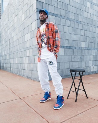 Comment porter une chemise orange pour un style relax