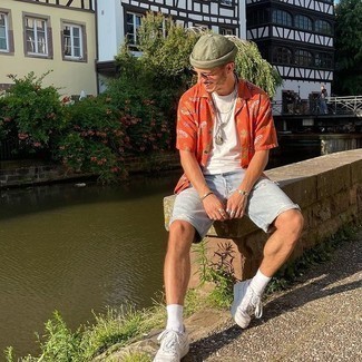 Comment porter une chemise orange pour un style relax