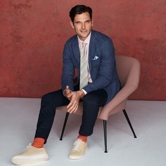 Comment porter des chaussettes orange pour un style chic decontractés quand il fait chaud