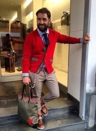 Comment porter des chaussettes orange pour un style chic decontractés quand il fait chaud