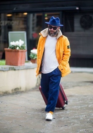 Comment porter des chaussettes orange pour un style decontractés quand il fait frais