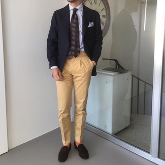 Comment porter des chaussettes orange pour un style chic decontractés quand il fait chaud