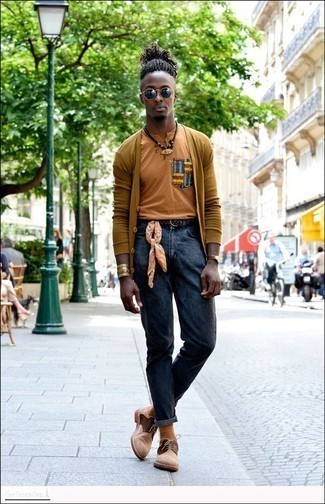Comment porter un pull orange pour un style chic decontractés