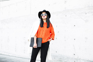 Comment porter un pull orange pour un style chic decontractés quand il fait froid