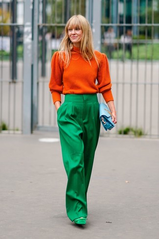 Des escarpins à porter avec un pull à col roulé orange