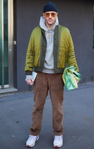 Comment porter une veste universitaire orange quand il fait chaud