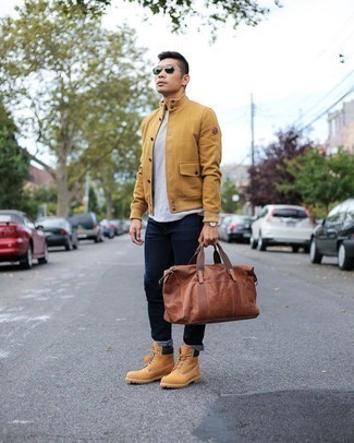 Comment porter une veste universitaire orange quand il fait chaud