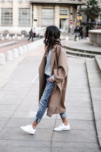 Comment porter un pull surdimensionné avec un jean quand il fait chaud