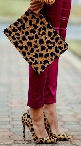 Comment porter une pochette en daim imprimée léopard marron clair: Choisis un pantalon slim bordeaux et une pochette en daim imprimée léopard marron clair pour une tenue relax mais stylée. Une paire de escarpins en daim imprimés léopard marron clair est une option parfait pour complèter cette tenue.