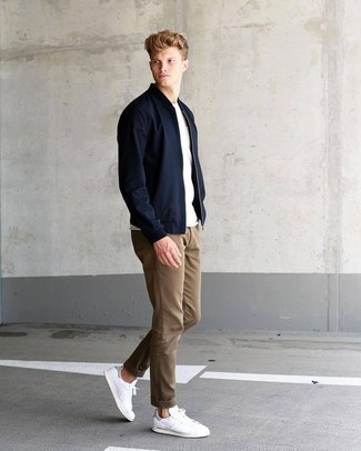 Comment porter un pantalon pour un style decontractés à l'adolescence