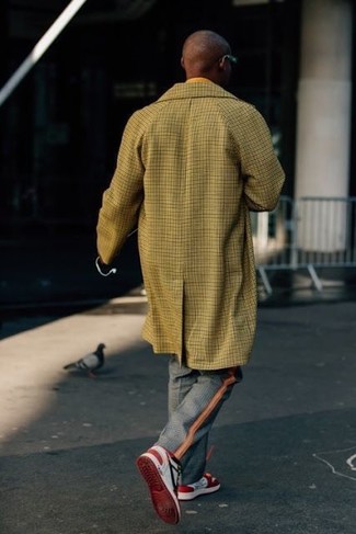 Comment porter un pardessus moutarde: Pense à harmoniser un pardessus moutarde avec un pantalon de costume écossais gris pour un look classique et élégant. Si tu veux éviter un look trop formel, choisis une paire de baskets basses rouge et blanc.