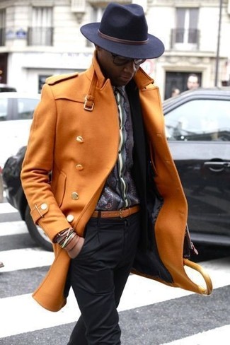 Comment porter un manteau moutarde: Porte un manteau moutarde et un pantalon de costume noir pour dégager classe et sophistication.