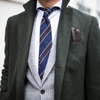 Tenue: Pardessus vert foncé, Blazer à rayures verticales gris, Chemise de ville blanche, Cravate à rayures horizontales bleu marine