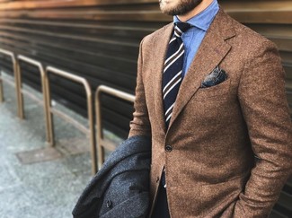 Tenue: Pardessus gris foncé, Blazer en laine marron, Chemise de ville en chambray bleue, Cravate à rayures verticales noire