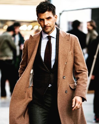 Comment porter une cravate marron quand il fait froid à 30 ans: Essaie de marier un pardessus marron clair avec une cravate marron pour un look classique et élégant.