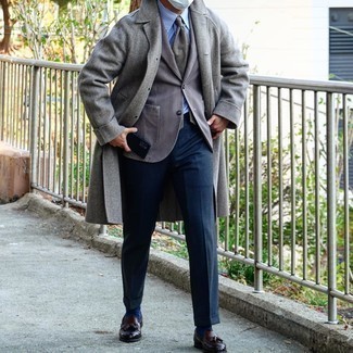 Comment porter un blazer gris avec un pantalon de costume bleu: Pense à opter pour un blazer gris et un pantalon de costume bleu pour un look classique et élégant. Termine ce look avec une paire de mocassins à pampilles en cuir marron foncé.