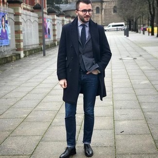 Comment porter un blazer gris foncé: Porte un blazer gris foncé et un jean bleu marine pour un look idéal au travail. Apportez une touche d'élégance à votre tenue avec une paire de chaussures richelieu en cuir noires.