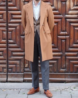 Des slippers à porter avec un blazer marron à 30 ans: Quelque chose d'aussi simple que d'opter pour un blazer marron et un pantalon de costume gris peut te démarquer de la foule. Une paire de slippers est une option astucieux pour complèter cette tenue.