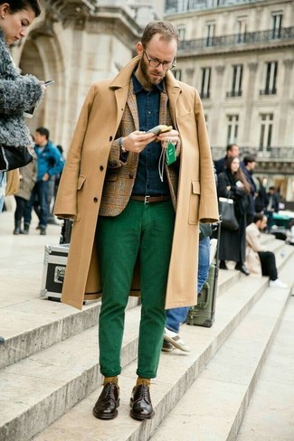 Comment porter un blazer écossais beige: Marie un blazer écossais beige avec un pantalon chino vert pour créer un look chic et décontracté. Une paire de chaussures derby en cuir marron foncé rendra élégant même le plus décontracté des looks.