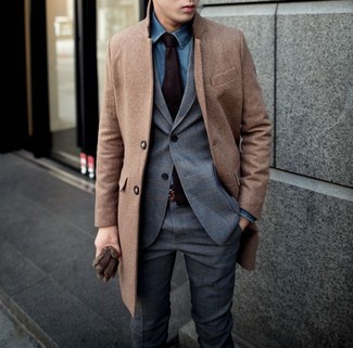 Comment porter une cravate pourpre: Associe un pardessus marron avec une cravate pourpre pour dégager classe et sophistication.
