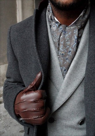 Un blazer à porter avec un pardessus gris foncé: Opte pour un pardessus gris foncé avec un blazer pour dégager classe et sophistication.