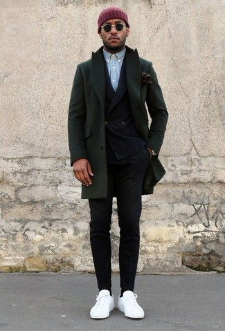 Tenue: Pardessus vert foncé, Blazer croisé noir, Chemise à manches longues en chambray bleu clair, Pantalon de costume noir