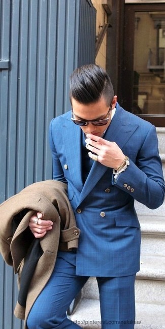 Comment porter un blazer à carreaux bleu marine: Pense à porter un blazer à carreaux bleu marine et un pantalon de costume à carreaux bleu pour un look classique et élégant.