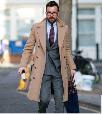Comment porter un blazer avec un pantalon de costume quand il fait froid: Pense à opter pour un blazer et un pantalon de costume pour une silhouette classique et raffinée.