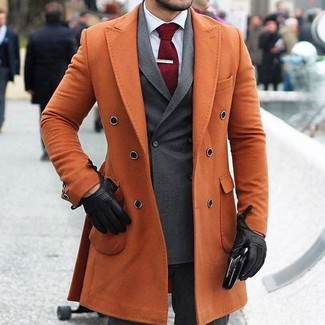 Comment porter un pardessus orange: Pense à opter pour un pardessus orange et un pantalon de costume gris foncé pour un look classique et élégant.
