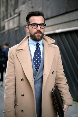 Comment porter un blazer croisé gris foncé: Essaie d'associer un blazer croisé gris foncé avec un pardessus marron clair pour un look classique et élégant.