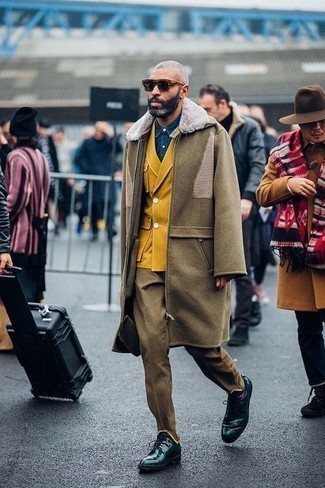 Comment porter un blazer doré: Pense à harmoniser un blazer doré avec un pantalon de costume olive pour un look pointu et élégant. Cette tenue est parfait avec une paire de chaussures derby en cuir vert foncé.