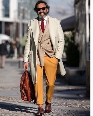Tenue: Pardessus beige, Blazer croisé écossais marron clair, Chemise de ville blanche, Pantalon de costume tabac