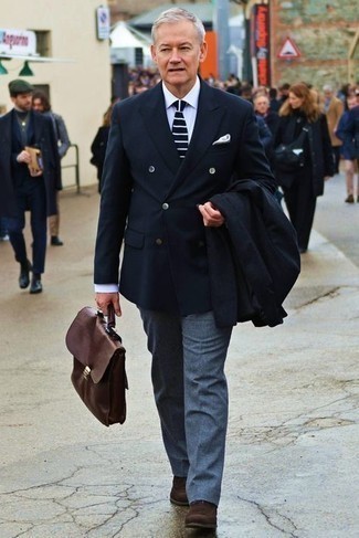 Comment porter une cravate noire pour un style elégantes quand il fait froid: Pense à associer un pardessus noir avec une cravate noire pour un look classique et élégant. Tu veux y aller doucement avec les chaussures? Choisis une paire de bottines chelsea en daim marron foncé pour la journée.