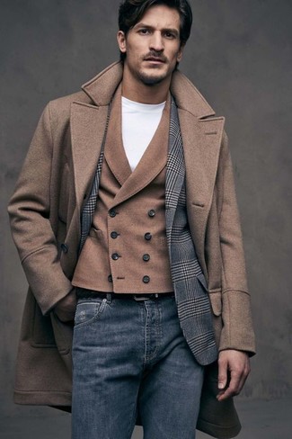 Comment porter un blazer en laine écossais gris à 30 ans: Opte pour un blazer en laine écossais gris avec un jean bleu marine pour obtenir un look relax mais stylé.