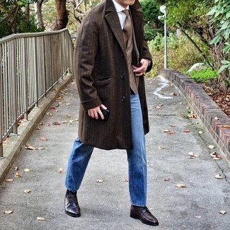 Comment porter un gilet en laine marron: Associe un gilet en laine marron avec un jean bleu pour un look classique et élégant. Une paire de chaussures derby en cuir marron foncé ajoutera de l'élégance à un look simple.