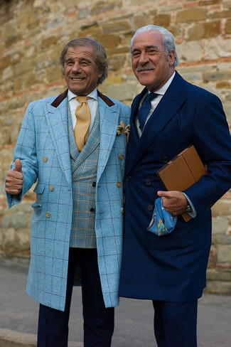 Comment porter un blazer écossais bleu clair quand il fait chaud après 60 ans: Porte un blazer écossais bleu clair et un pantalon de costume bleu marine pour une silhouette classique et raffinée.