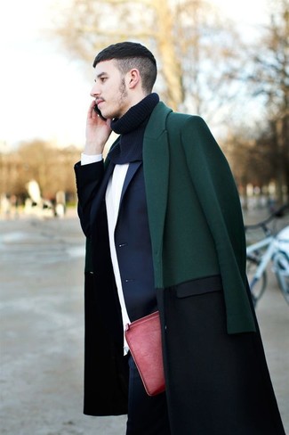 Comment porter une pochette en cuir rouge: Associe un pardessus vert foncé avec une pochette en cuir rouge pour une tenue relax mais stylée.
