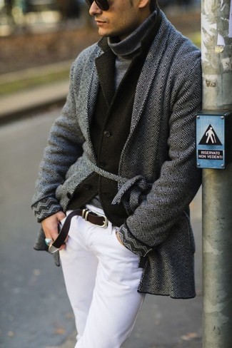 Comment porter un pull à col roulé gris: Pour une tenue de tous les jours pleine de caractère et de personnalité essaie d'harmoniser un pull à col roulé gris avec un pantalon chino blanc.
