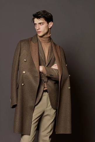 Comment porter un blazer en pied-de-poule marron foncé: Choisis un blazer en pied-de-poule marron foncé et un pantalon de costume en laine beige pour une silhouette classique et raffinée.