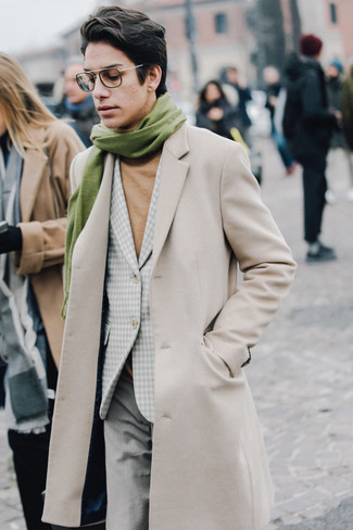 Comment porter une écharpe olive: Pense à porter un pardessus beige et une écharpe olive pour un look idéal le week-end.