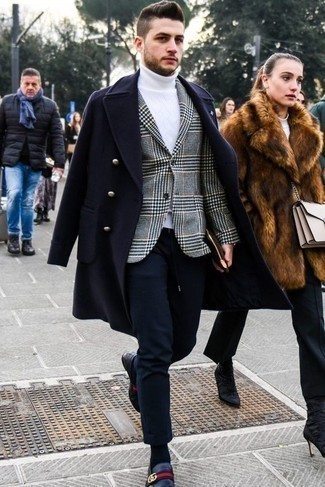 Comment porter un blazer écossais gris pour un style chic decontractés à 20 ans: Pense à marier un blazer écossais gris avec un pantalon chino bleu marine pour créer un look chic et décontracté. D'une humeur audacieuse? Complète ta tenue avec une paire de slippers en cuir bleu marine.