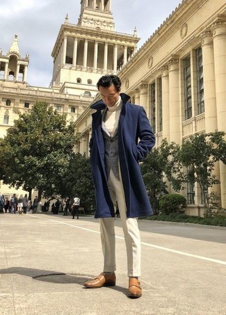 Comment porter un blazer gris: Choisis un blazer gris et un pantalon de costume blanc pour une silhouette classique et raffinée. Termine ce look avec une paire de double monks en cuir marron clair.