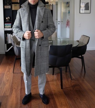 Comment porter un blazer en laine à chevrons gris: Associe un blazer en laine à chevrons gris avec un pantalon de costume gris pour un look classique et élégant. Complète ce look avec une paire de slippers en velours noirs.