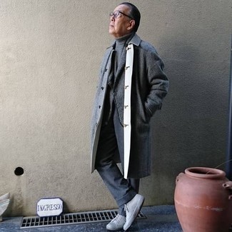 Comment porter un pull à col roulé gris après 60 ans: Choisis un pull à col roulé gris et un pantalon de costume gris foncé pour un look pointu et élégant. Jouez la carte décontractée pour les chaussures et choisis une paire de baskets basses en toile grises.