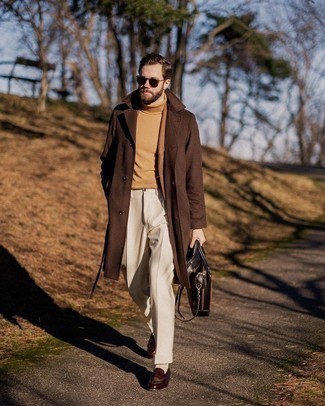Comment porter un blazer en laine tabac: Pense à harmoniser un blazer en laine tabac avec un pantalon de costume beige pour un look classique et élégant. Complète ce look avec une paire de slippers en cuir marron foncé.