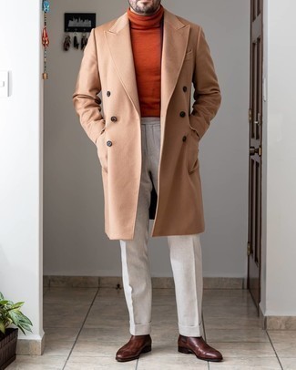 Comment porter un pull à col roulé orange: Opte pour un pull à col roulé orange avec un pantalon de costume blanc pour une silhouette classique et raffinée. Cet ensemble est parfait avec une paire de bottines chelsea en cuir marron foncé.