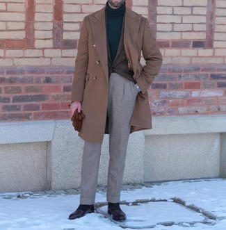 Comment porter des bottes habillées en cuir marron: Pense à harmoniser un pardessus marron clair avec un pantalon de costume gris pour un look pointu et élégant. Cette tenue est parfait avec une paire de bottes habillées en cuir marron.