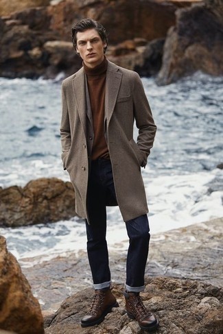 Tenue: Pardessus marron, Blazer gris, Pull à col roulé marron, Jean bleu marine