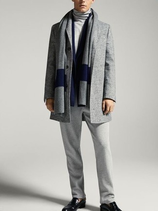 Tenue: Pardessus gris, Blazer bleu marine, Pull à col roulé gris, Pantalon chino gris