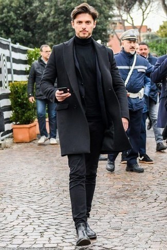 Comment porter un blazer noir: Pense à porter un blazer noir et un jean noir pour créer un look chic et décontracté. Fais d'une paire de bottines chelsea en cuir noires ton choix de souliers pour afficher ton expertise vestimentaire.